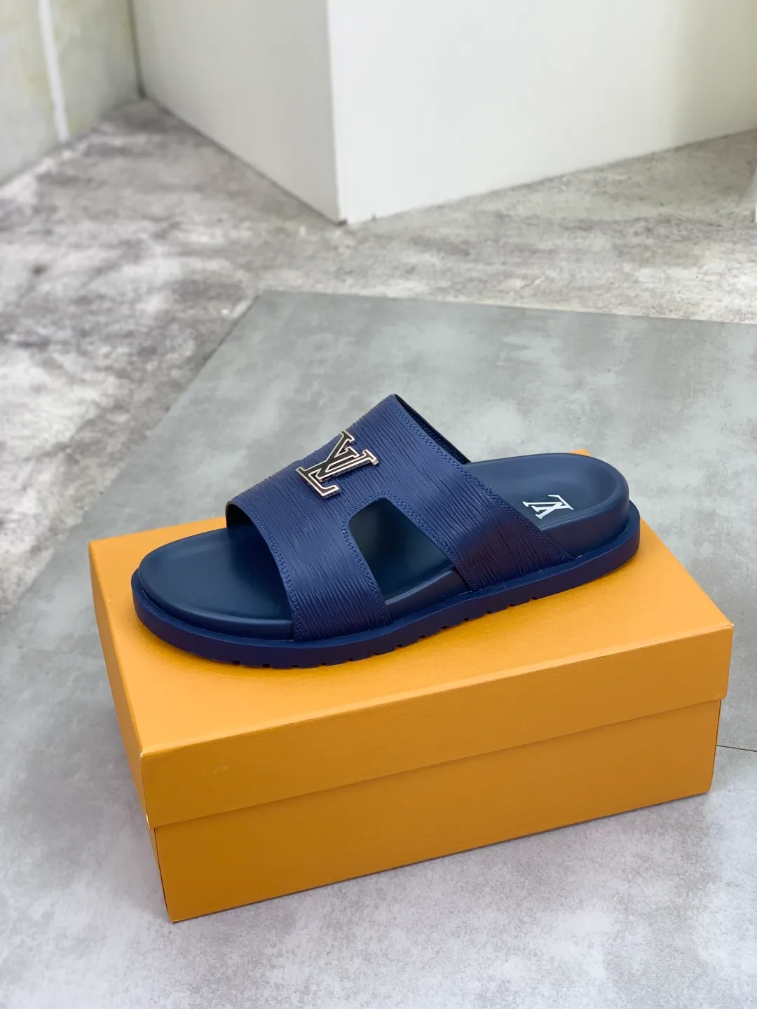 Men's shoes 💰P300💰【New style】🆘 Original quality 【LOUIS VUITTON】The popular Louis Vuitton LV men's slippers on the official website are on sale simultaneously! Original fabric imported from Italy, original factory special supply, code number: 38-44 (45 customized), many colors available